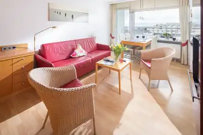 Image de Großzügig Geschnittenen Balkon mit Schönem Holzbelag, mit 4 Bequemen Terrassenst