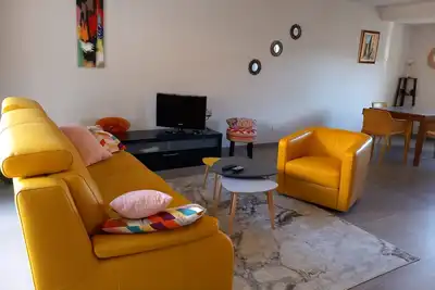 Image de Maison de standing climatisée avec piscine au coeur de Gigondas!