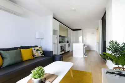 Image de 2br Cbd pad, city views, free parking, pool, gym