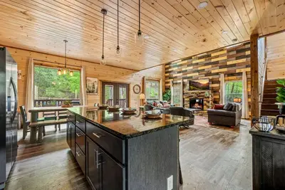 Image de Harold's Hideaway: Luxe Cabin w/Privacy! Hot Tub* Fireplace + Firepit