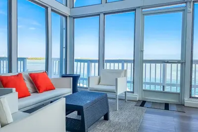 Image de Beach Haven: Modern 4-Bed\/2-Bath Single Family Home with Breathtaking Open Water