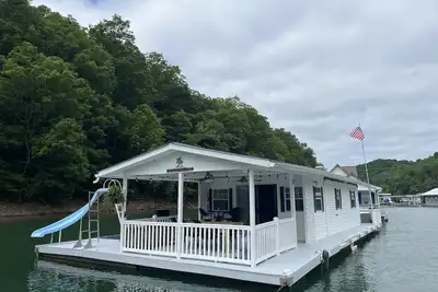 Image de Floating Cabin - Another Day in Paradise at Whitman Hollow Marina