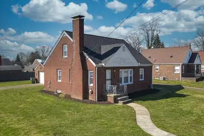 Image de The End Zone Escape: Light & Bright Hof Village Home