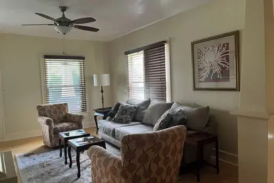 Image de 3 bedroom Craftsman bungalow in the heart of Lakeland