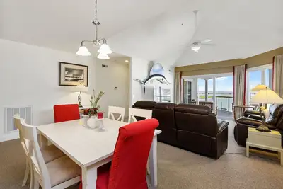 Image de Gorgeous waterfront condo with stunning sunset views by Seaside Vacations