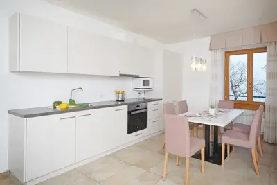 Image de Vacation apartment in private villa with garden and whirlpool. 5min from Limone sul Garda
