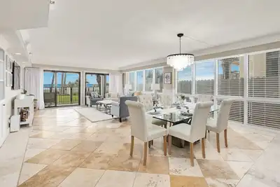 Image de Beachfront |Pool, Games, No Stairs! Sleeps 12