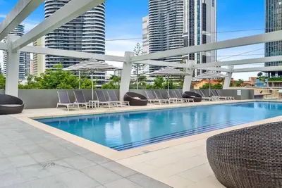 Image de Elegant 2-Bed with Stunning Views, Pool, Bbq, Gym