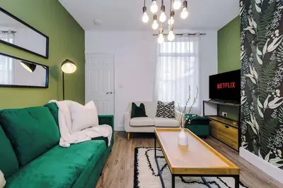 Image de Stylish and Comfy 4 Bedroom Home in Chester