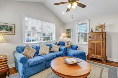 Image de Pet Friendly in Historic District w/ Private Courtyard by Lucky Savannah