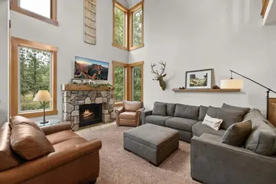 Image de Family Fun Getaway w/Pool, Private Hot Tub, Games & Bbq!