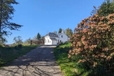 Image de Beautifully positioned farmhouse overlooking hills and sea