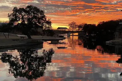 Image de Lazy Cove Waterfront Getaway on Lake Lbj!