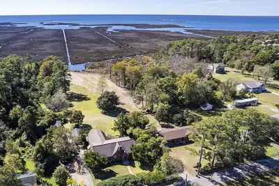 Image de Six Sister’s Lodge. Waterfront home on the Obx. Minutes away from the beach.