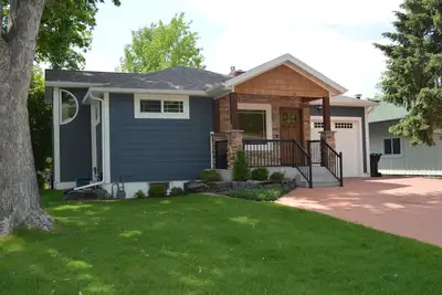 Image de Renovated home in vintage neighborhood, close to airport, hospitals, & downtown.