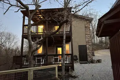 Image de 7 Min. to Downtown Bolivar- River Frontage-Remote & Relaxing, Kayaks & Hot Tub