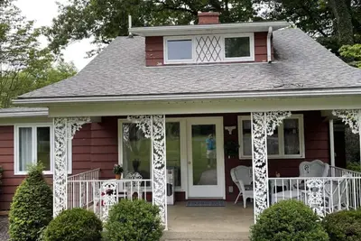 Image de Creekside  Cottage With Water Access, Large Lot With Campfires And Lots Of Charm