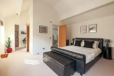 Image de Regency Stables - 1 min to the beach with 2 private parking spaces