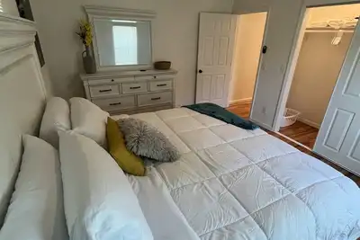 Image de This space is in a cozy neighborhood 5 minutes from downtown.