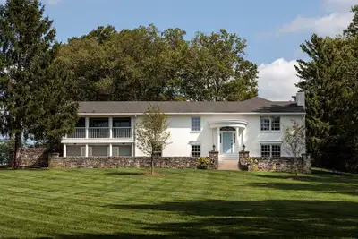 Image de Holiday House - Kentucky Bluegrass Home on Champion Thoroughbred Farm