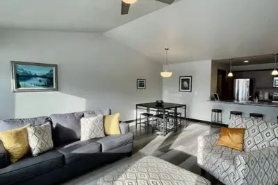 Townhome between 2 Ski Resorts!