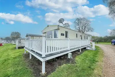 Image de Lovely caravan with decking and free WiFi in Lowestoft ref 12106b
