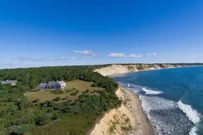 Image de Stunning Oceanfront Home in Chilmark. 2 minutes to the beach.