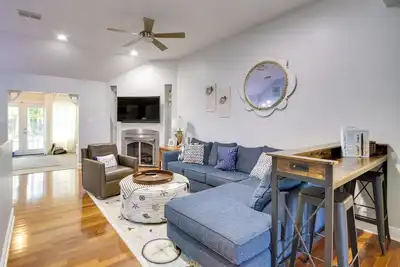 Image de Ocean Springs Home w/ Fire Pit & Game Room!