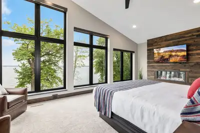 Image de New Lake Front Loft - 5 Bedroom Home on Beautiful Gull Lake w/4-Season Fun!