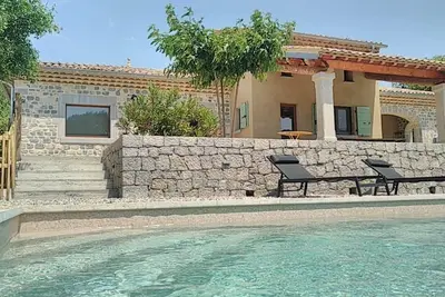 Image de Maison de caractère avec piscine, sud Ardèche dans vallée préservée.