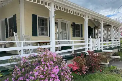 Image de Porch Happy! A place to hang out by the beach!