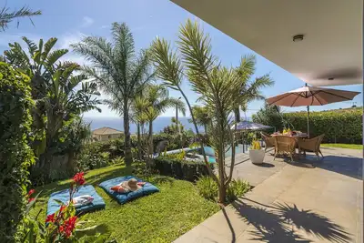 Image de Pool, garden and sea view - Villa Hibiscus