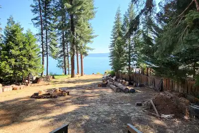 Image de New Listing - Cozy Lakefront Retreat - 3 bed, 1 bath, bonus room with queen bed