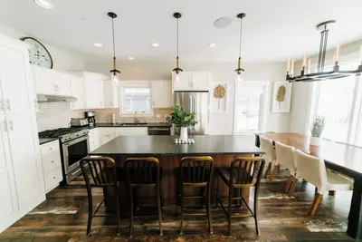 Image de 5 Br Lake House on Shores of Beautiful Gull Lake - Families or Couples Getaway