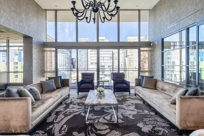 Image de Luxurious Penthouse in Trendy Yaletown with Private Rooftop Pool