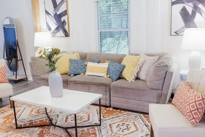 Image de Beltline Home 10 Min to Downtown Atlanta! Pet Friendly, SmartTVs, Free Parking!