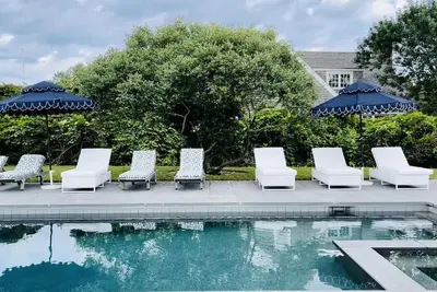 Image de Sconset Oasis Private Home ~ New Poolhouse/Cabana, Spa, Firepit Coastal Chic Decor