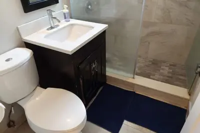 Image de Cheerful 2 bedroom unit with free parking.