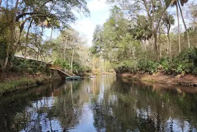 Image de \"High On The River\" a quaint cabin resting along the upper Steinhatchee River.