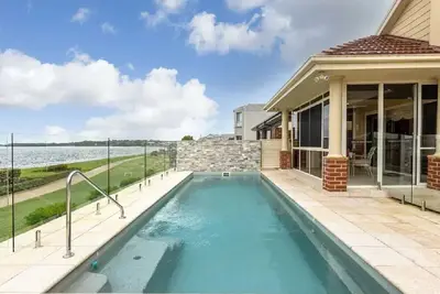 Image de Large Waterfront Holiday House with everything