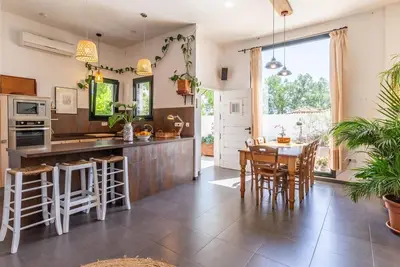Image de maison avec piscine et salle de yoga privée