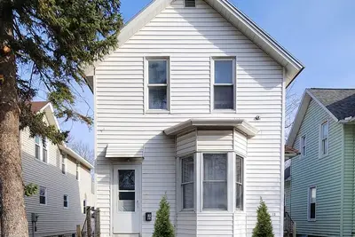 Large spacious room 5 minutes walk to historic downtown Manistee