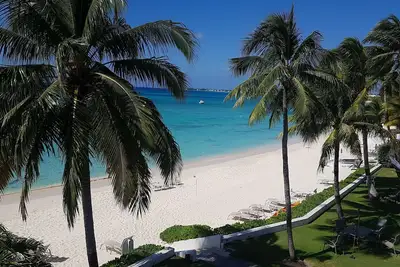 Image de 7 Mile Beach Waterfront  ideal location!