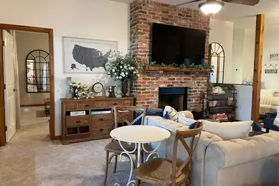 Image de Charming 3-Bedroom Lakeside Cottage w/Dock