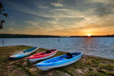 Image de 2 Acre Lake Front ~Deck~Dock~Kayaks~Beach~Swimming