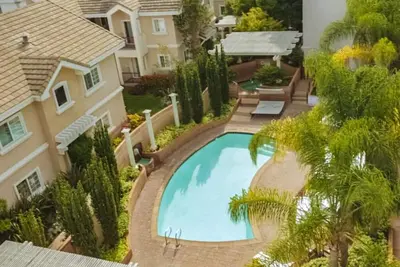 Image de Deluxe 1 King at The Grand Hotel, Onsite Pool, Pet-Friendly Property