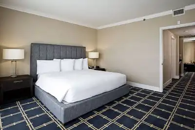 Image de Premier Fireplace Suite King at The Grand Hotel, Onsite Pool, Free Parking