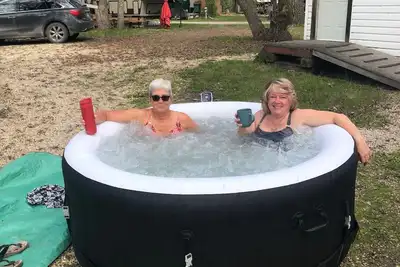 Image de Beautiful Rv with a hot tub, at Ofty's Riverside Campground.
