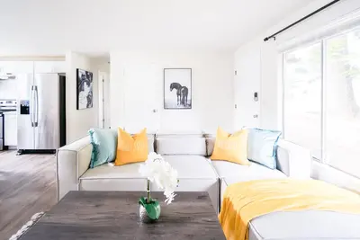 Image de Beautiful Light-filled Farmhouse w/ swing & slide