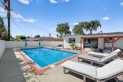 Image de BohoChica | 5mi to Disney | Pool